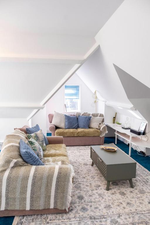 BOHO BEACH HOUSE- SLEEPS 8- 2 MIN DRIVE FROM BOSCOMBE PIER- SUPERFAST WiFi- FLAT SCREEN SMART TV- FREE ON STREET PARKING! - B&B Bournemouth