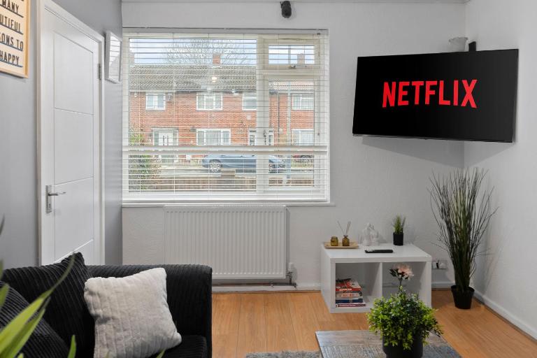 Comfort Meets Style, 4-Bedroom Home, Greenwich, Free Parking, Sleeps 11! Contractor & Group Friendly! - Ferienwohnung Abbey Wood