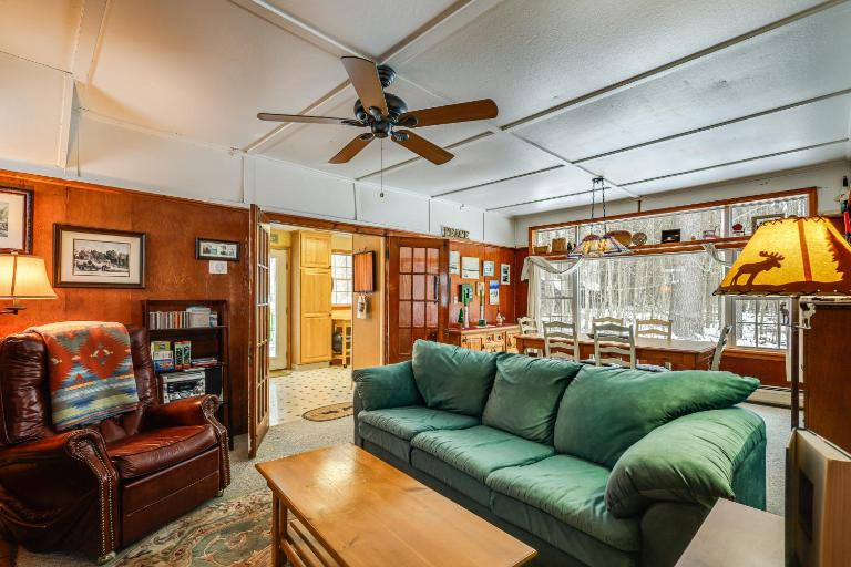 Walk to Lake George Beach: Quiet Family Retreat - B&B Lake George