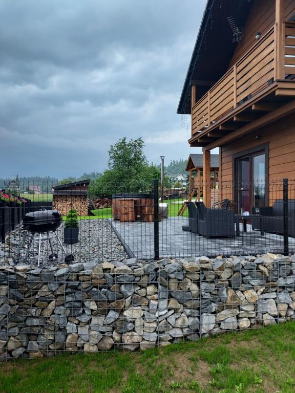 Domek "Spiskie Zacisze " z kominkiem, balią z jacuzzi przy ścieżce rowerowej - Chambres d'hôtes Falsztyn