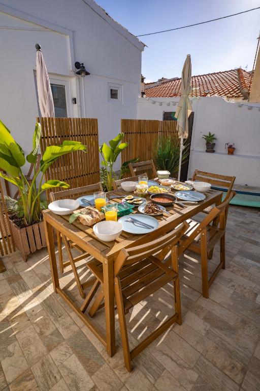 Modern Old Town House with Sunny Terrace - B&B Vila do Bispo