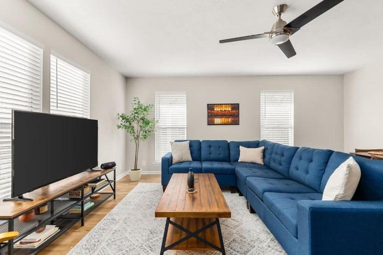 The Backstage Bungalow - Bed and Breakfast Nashville