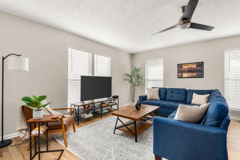 The Backstage Bungalow - Bed and Breakfast Nashville