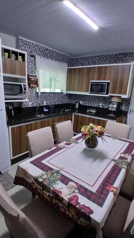 Casa completa a 15 cuadras de la playa - B&B Bombinhas