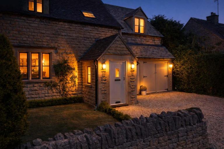 Large Stylish Luxury Cotswold Cottage - ideal for families, w/ EV charging - B&B Andoversford