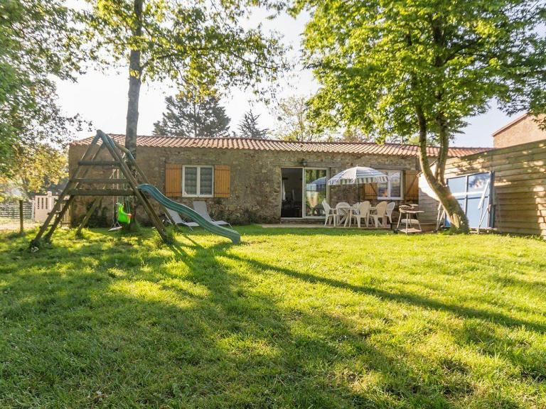 Gîte confortable avec jardin et piscine commune - FR-1-306-1325 - Ferienwohnung Port-Saint-Père