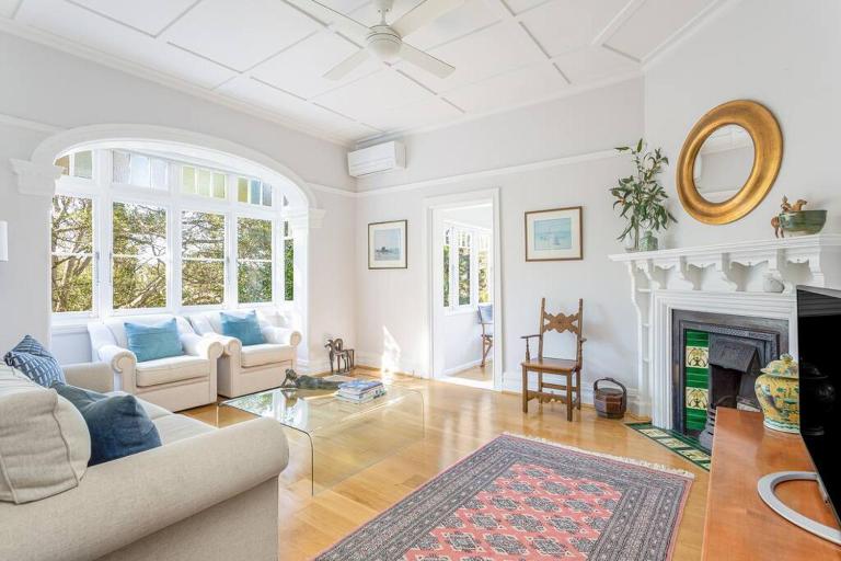 Courtyard Gallery - Character-filled Bayside Living - B&B Sydney