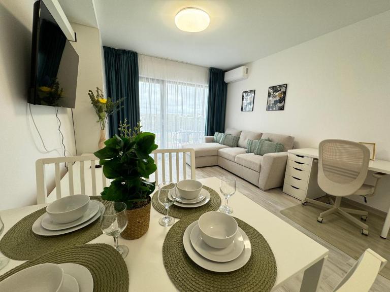 Stylish Ava Towers Apartments by Glam with Parking Option - B&B Suceava