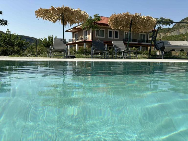 Guesthouse Lumo, Entire Lodge swimming pool - Bed and Breakfast Përmet