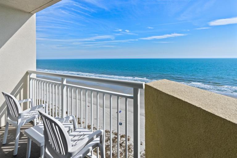 Heated Pools & Sunrise View: Baywatch Resort Condo - Chambres d'hôtes Myrtle Beach