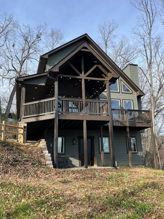 Private Wooded Setting with Views, Fire Pit, Hot Tub - B&B Sevierville