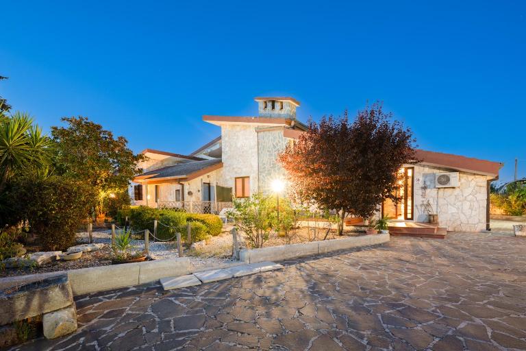 Villa Isabella alloggi e camere con parcheggio interno custodito - B&B Gioia del Colle