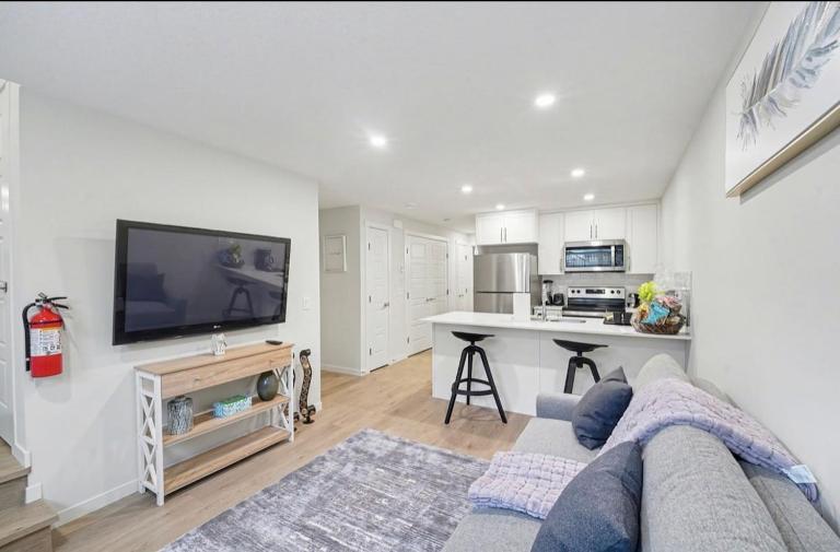 Luxury brand new 1 Bedroom Townhome - Ferienwohnung Calgary