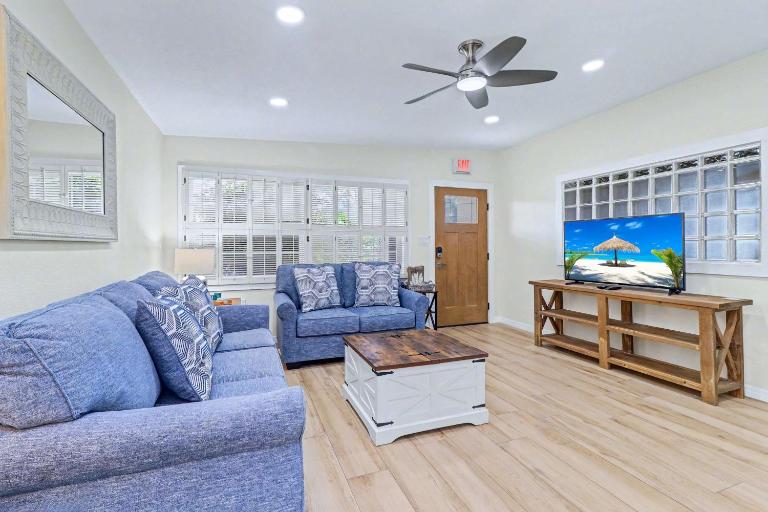 Renovated Coastal Retreat Near Beach Firepit & Yard - B&B Clearwater Beach