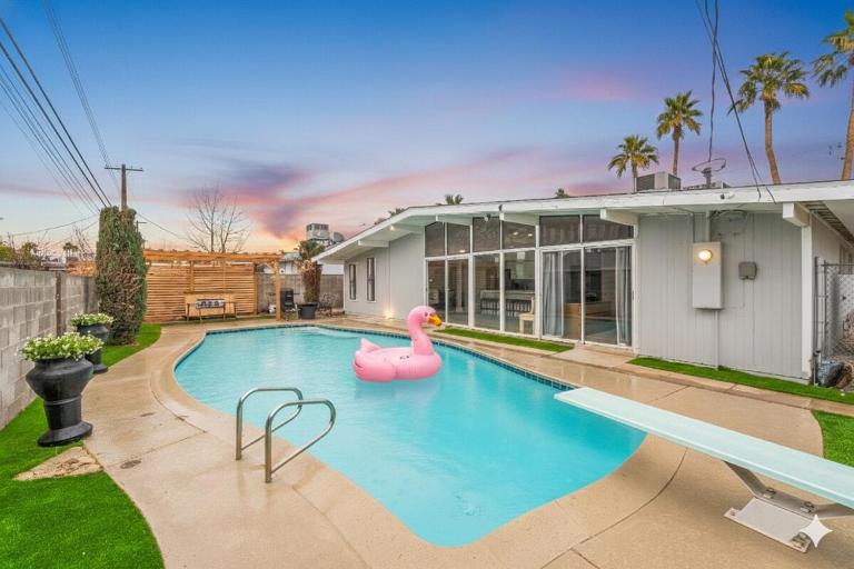 Las Vegas Eichler, Pool, Cabana Bar, Fast WiFi - Bed and Breakfast Las Vegas
