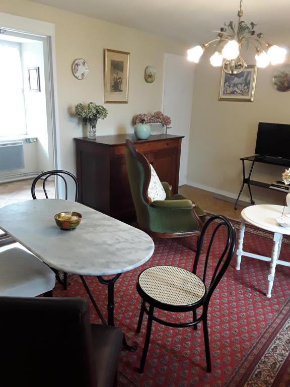 Appartement dans Maison de Bourg - Chambres d'hôtes Saint-Germain-les-Belles