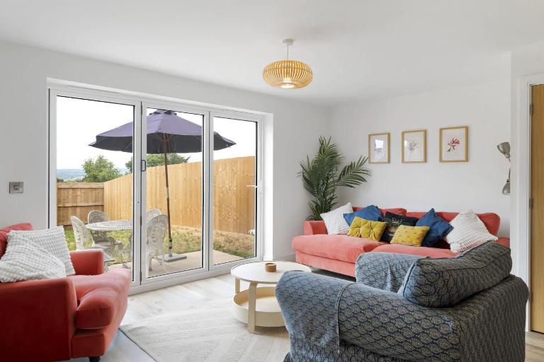 Modern Family Home with Private Garden & Parking - B&B Dean