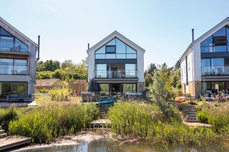 Mackintosh House ML41 HOT TUB Lakeside Spa - B&B Somerford Keynes