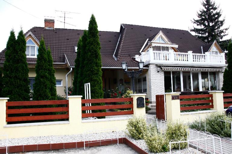 Parti Panzió - Chambres d'hôtes Tata