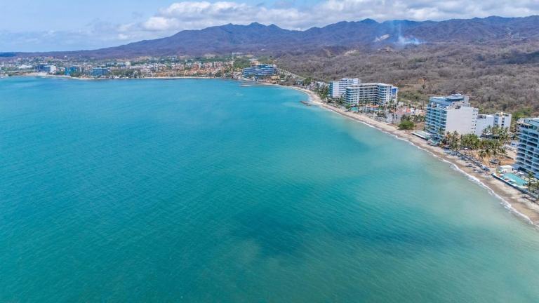 Steps from the Bucerias Beach with Rooftop Pool - B&B Bucerías