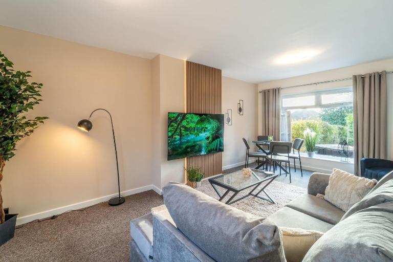 Cosy 3-Bed House With Parking, 5 Mins to QE & Uni - B&B Birmingham