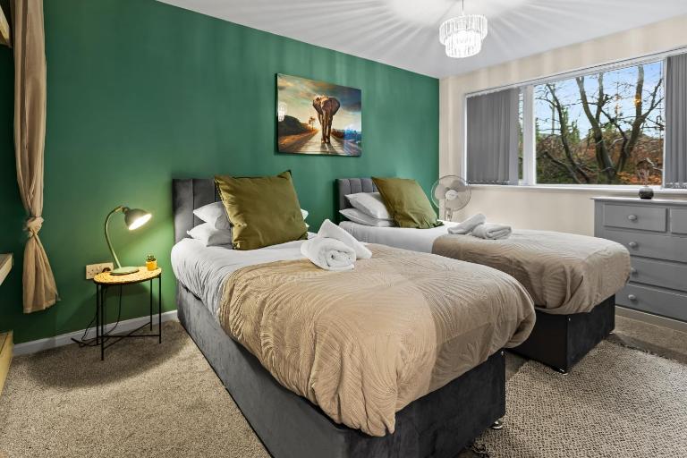 Forest View- Oasis Mural -Didsbury Zen Sleeps 10 - B&B Manchester