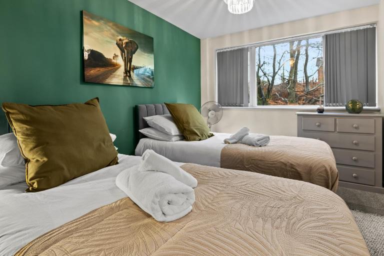 Forest View- Oasis Mural -Didsbury Zen Sleeps 10 - Chambres d'hôtes Manchester