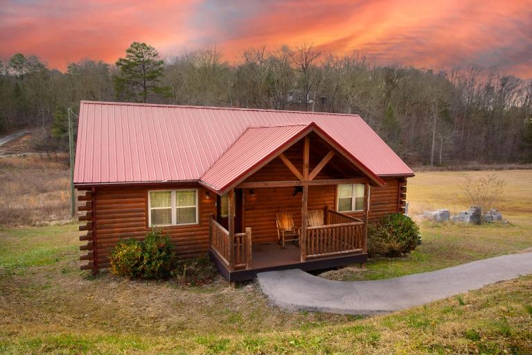 2BR Retreat - Hot Tub Near Dollywood & Pkwy - B&B Pigeon Forge