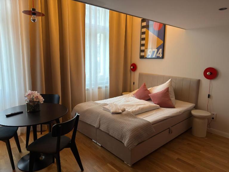 Heritage Haven Mezzanine Apartment with Balcony - B&B Praga