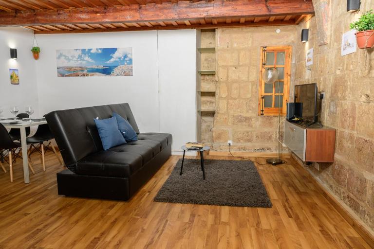 Stylish 1 bedroom Duplex apartment in Valletta city centre with parquet - Chambres d'hôtes La Valette