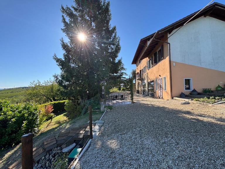 Relais Portaluna delle Langhe, Private Estate with Pool, 7 Bedrooms, Sleeps 18, Vineyard Views - Bed and Breakfast Mango