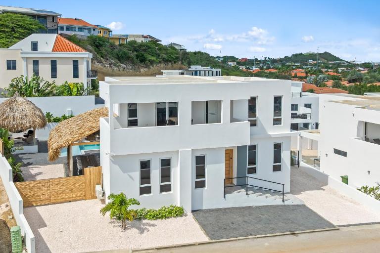 Cura Kaat - Ruime 4 slaapkamer villa met zwembad op gated resort - B&B Jan Thiel