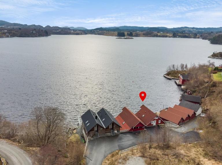 Cabin by the lake - B&B Sveio