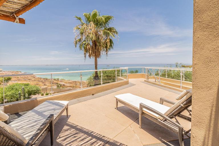 Luxury Oceanfront Villa 7 at Puerta Cortes Resort with Jacuzzi & Golf Cart - B&B La Paz
