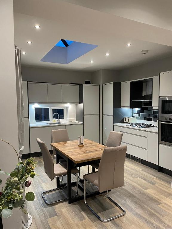 Comfortable 2BR Home in Southport up to 6 guest - Chambres d'hôtes Southport