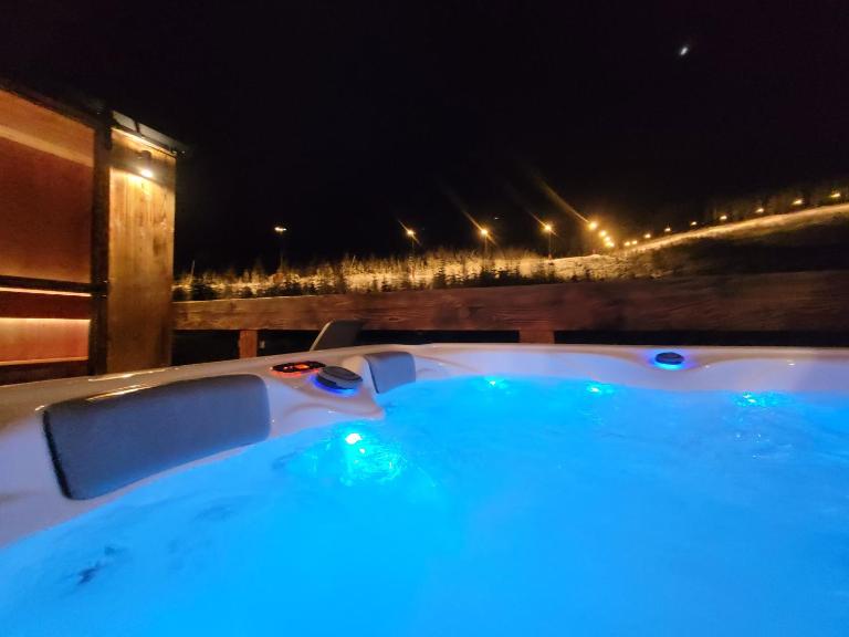 Chalets Jasná Centrum APT KROWKA - Free Jacuzzi & Sauna and Chopok view - B&B Demänovská Dolina