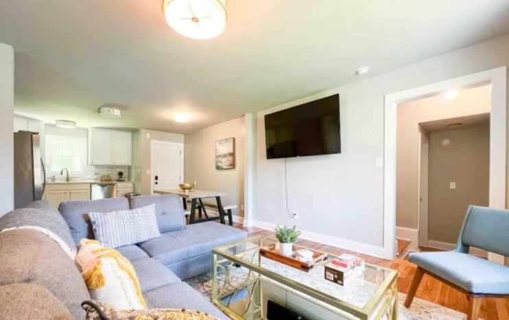 Pet-Friendly 4BR Family Home with Fenced Yard - Ferienwohnung Raleigh
