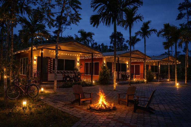 Rainy Cloud Homestay Private Cottages -Pool, Estate, Near to Falls & Safari - B&B Chikmagalūr