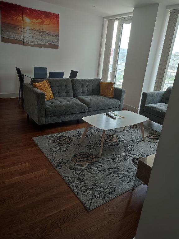 Modern 2 bedroom Apt with easy access to Central London, O2, Excel centre and Parking - Ferienwohnung Woolwich