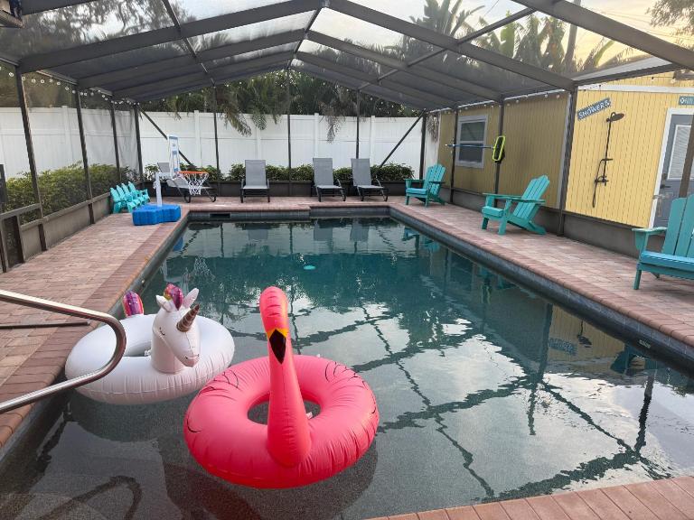 Grinning Gecko 4Bdr3Bath NEW Pool House, Heated Salt Pool, Indoor-Outdoor Kitchen and Fireplaces, Putting Green, Bocce Court-Within 6 miles of AMI - B&B Bradenton