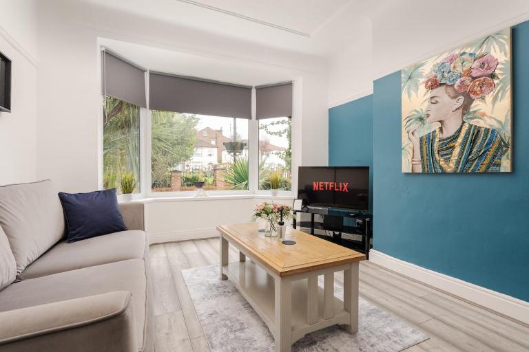 Spacious 3BR Sleeps 8 Ideal for Contractors or Large groups - Bed and Breakfast Liverpool