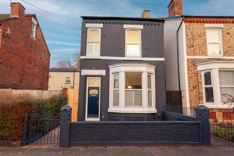 #104 Luxury 4 bed beautiful house - Near Royal Albert Dock Liverpool - Sleeps 9 - " Perfect for Contractors and Families - Free street Parking" - Bed and Breakfast Liverpool