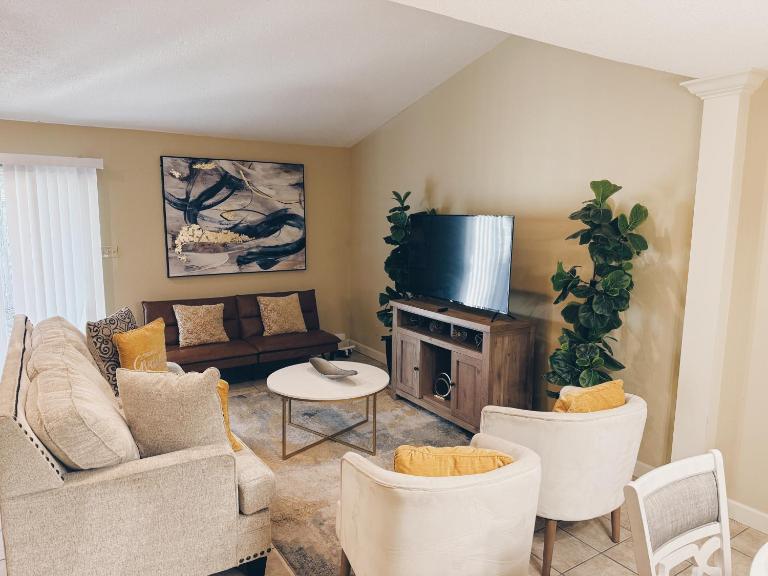 3 Bedroom Townhouse Near SGMC & Downtown Sleeps 10 - Chambres d'hôtes Valdosta