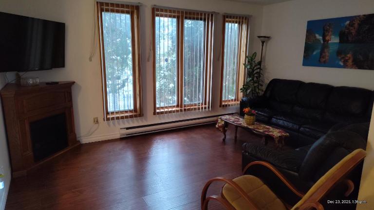 Family-Friendly in Quiet Laval Neighborhood - Ferienwohnung Laval