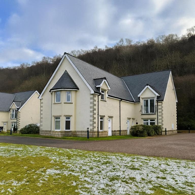Corran, Glenloch View, Fort William 2-Bedroom Loch Side Flat - Bed and Breakfast Fort William