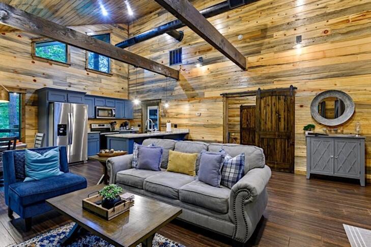 Get Your Laugh On at Laf-a-Lot Cabin - Chambres d'hôtes Broken Bow