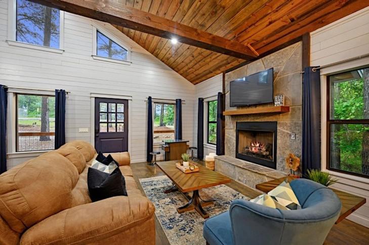 Wine Around Cabin Romantic Luxury Escape with Elevated Gazebo - B&B Broken Bow