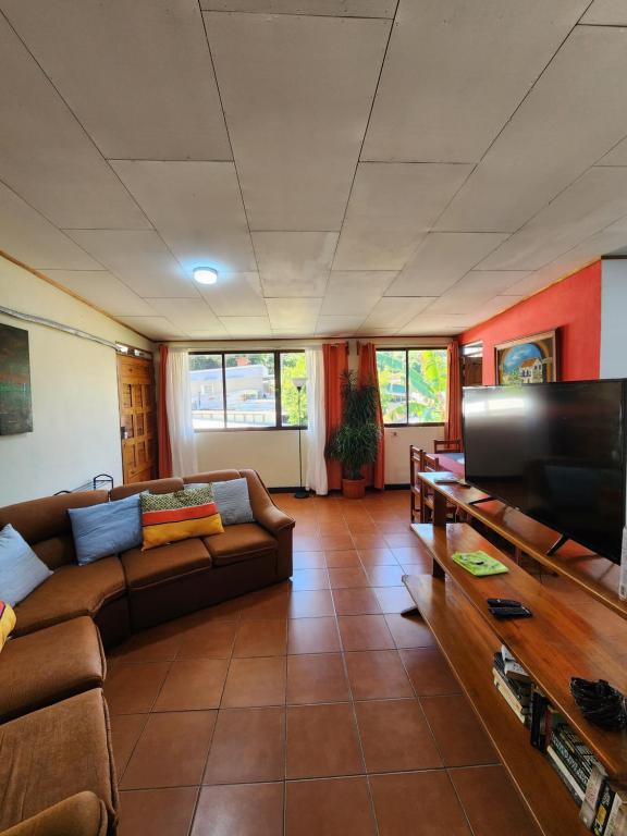 Comfortable fully equipped apartment just 6 kilometers from Manuel Antonio, with parking and fast WiFi - B&B Quepos