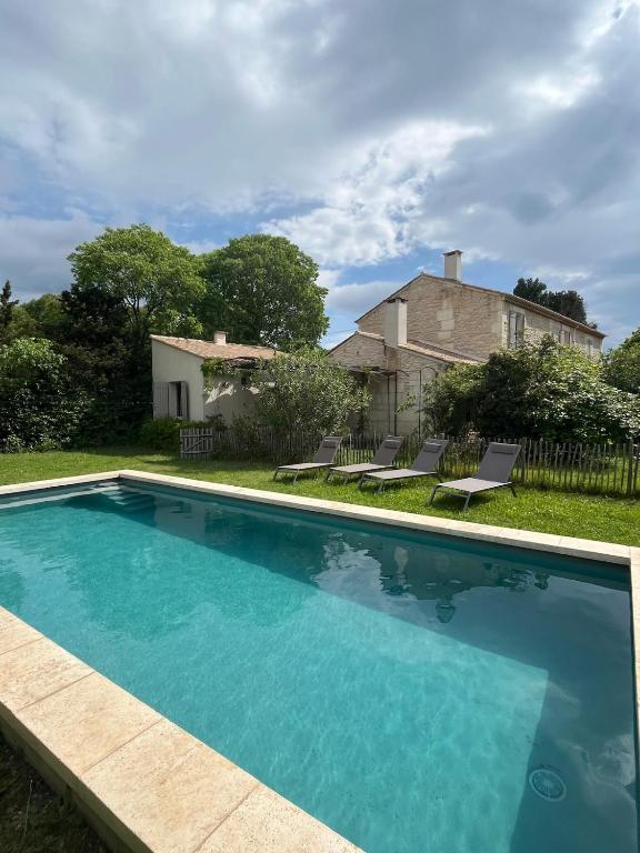 Le Mazet de la pointe dans les Alpilles avec piscine et jardin - Chambres d'hôtes Saint-Étienne-du-Grès