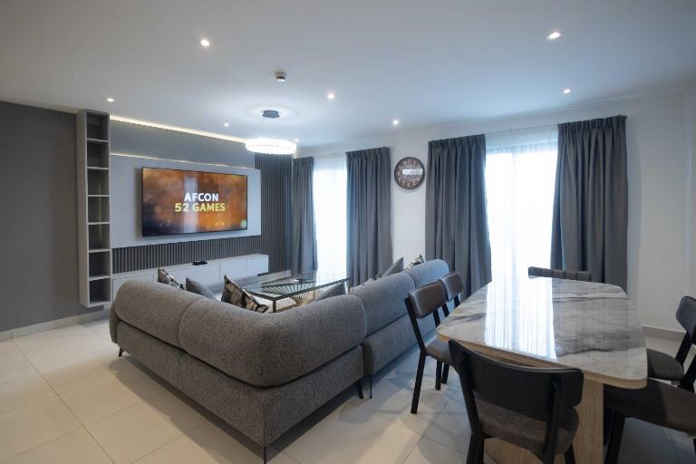 Modern 3-Bed, 3-Bath Executive Apartment at Bantree, Airport Residential - B&B Accra